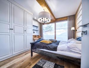 Posteľ alebo postele v izbe v ubytovaní VisitZakopane - Coral Spa Apartment