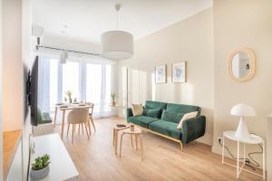 a living room with a green couch and a table at SUD PASSION - Sakakini - calme - 3 chambres - lumineux - fibre in Marseille