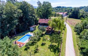 una vista aérea de una casa con piscina en Cozy Home In Kupljenovo With Heated Swimming Pool, en Kupljenovo