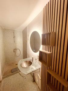 a bathroom with a sink and a mirror at Casa les bambous in Nîmes