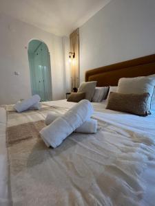 Postel nebo postele na pokoji v ubytování Impeccable large apartment with immense terrace and private garden overlooking the mountain, featuring 2 bedrooms and sleeping up to 4 guests located 100 meters from Plaza Maestranza