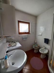 a bathroom with a sink and a toilet at casa Margherita in Massimeno