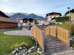 a wooden walkway with a wooden fence in a yard at casa Margherita in Massimeno