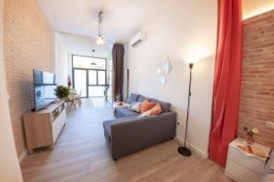 a living room with a couch and a television at B - NOGUERA APARTMENTS - ARTS AND SCIENCIES in Valencia