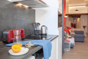 een keuken met een aanrecht met een blender en sinaasappels erop bij B - NOGUERA APARTMENTS - ARTS AND SCIENCIES in Valencia