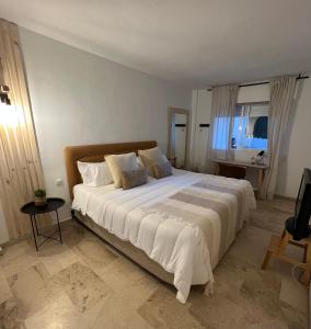 Postel nebo postele na pokoji v ubytování Impeccable large apartment with immense terrace and private garden overlooking the mountain, featuring 2 bedrooms and sleeping up to 4 guests located 100 meters from Plaza Maestranza