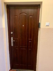 a wooden door in the corner of a room at Apartament Joanna 2 parter in Gliwice