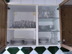 une armoire remplie de plaques et de plats en verre dans l'établissement Sol y Mar, à La Garita