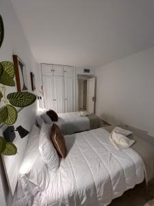 Postel nebo postele na pokoji v ubytování Impeccable large apartment with immense terrace and private garden overlooking the mountain, featuring 2 bedrooms and sleeping up to 4 guests located 100 meters from Plaza Maestranza