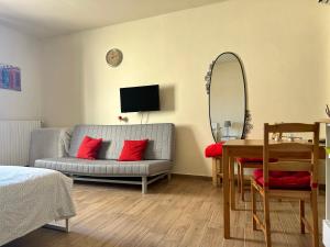 ein Wohnzimmer mit einem Sofa und einem Spiegel in der Unterkunft Apartment Nel Centro Della Citta in Pistoia