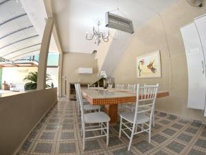 a dining room with a table and chairs at Recanto Vicks Flats in Ilhabela