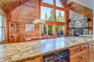 uma cozinha e sala de estar com uma grande lareira de pedra em Scenic Wonders & Apt. em Yosemite West