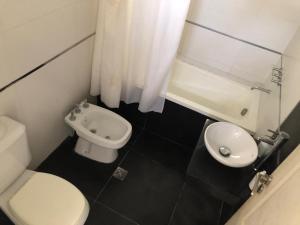 ein weißes Bad mit einem WC und einem Waschbecken in der Unterkunft Quinta al sur - Quinta con pileta en Paraná in Paraná