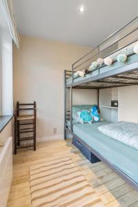 sypialnia z 2 łóżkami piętrowymi i drewnianą podłogą w obiekcie Appartement SUB in Oostende w Ostendzie