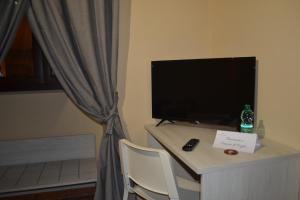 Camera con scrivania, TV e sedia. di Al Borgo Ritrovato a Canosa di Puglia