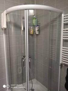 een douche met een glazen deur in de badkamer bij Belvedere holiday club 106G in Bansko