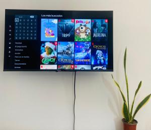 a monitor hanging on a wall with movies at Habitación Suite amplia en La Huasteca Potosina in Ciudad Valles