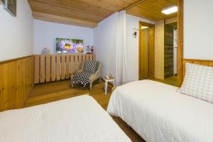 采爾馬特的住宿－育空小木屋，一间卧室配有两张床和一张斑马椅