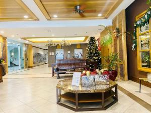 een lobby met een kerstboom en een bank bij CedarPeak213b in Baguio