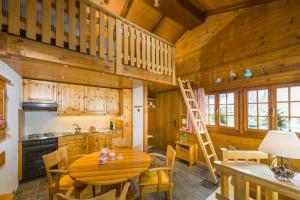 eine Küche mit einem Holztisch und einer Leiter in der Unterkunft Yukon in Zermatt