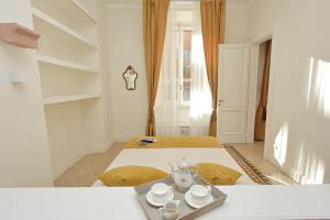 A bed or beds in a room at ELEGANT APARTMENT IN THE HEART OF ROME-NAVONA AREA