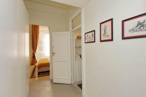 A bed or beds in a room at ELEGANT APARTMENT IN THE HEART OF ROME-NAVONA AREA