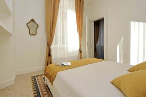 A bed or beds in a room at ELEGANT APARTMENT IN THE HEART OF ROME-NAVONA AREA