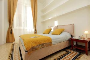 A bed or beds in a room at ELEGANT APARTMENT IN THE HEART OF ROME-NAVONA AREA