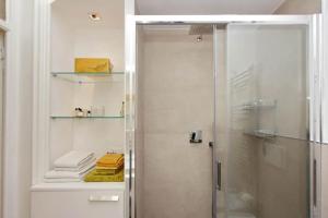 A bathroom at ELEGANT APARTMENT IN THE HEART OF ROME-NAVONA AREA