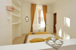 A bed or beds in a room at ELEGANT APARTMENT IN THE HEART OF ROME-NAVONA AREA