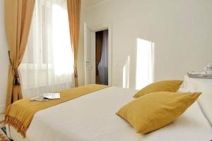A bed or beds in a room at ELEGANT APARTMENT IN THE HEART OF ROME-NAVONA AREA
