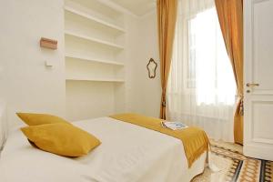 A bed or beds in a room at ELEGANT APARTMENT IN THE HEART OF ROME-NAVONA AREA