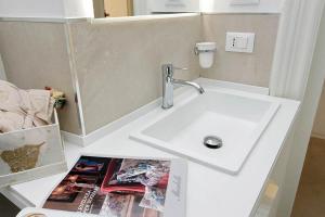 A bathroom at ELEGANT APARTMENT IN THE HEART OF ROME-NAVONA AREA