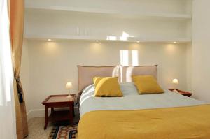 A bed or beds in a room at ELEGANT APARTMENT IN THE HEART OF ROME-NAVONA AREA