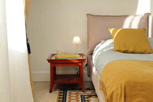 A bed or beds in a room at ELEGANT APARTMENT IN THE HEART OF ROME-NAVONA AREA