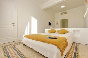 A bed or beds in a room at ELEGANT APARTMENT IN THE HEART OF ROME-NAVONA AREA