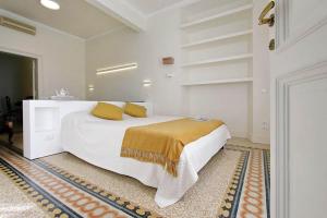 A bed or beds in a room at ELEGANT APARTMENT IN THE HEART OF ROME-NAVONA AREA