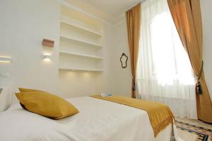 A bed or beds in a room at ELEGANT APARTMENT IN THE HEART OF ROME-NAVONA AREA