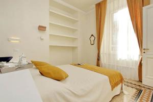 A bed or beds in a room at ELEGANT APARTMENT IN THE HEART OF ROME-NAVONA AREA