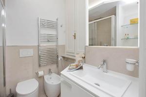 A bathroom at ELEGANT APARTMENT IN THE HEART OF ROME-NAVONA AREA