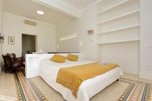 A bed or beds in a room at ELEGANT APARTMENT IN THE HEART OF ROME-NAVONA AREA