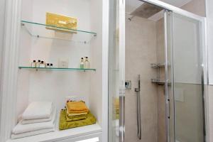 A bathroom at ELEGANT APARTMENT IN THE HEART OF ROME-NAVONA AREA