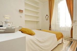 A bed or beds in a room at ELEGANT APARTMENT IN THE HEART OF ROME-NAVONA AREA