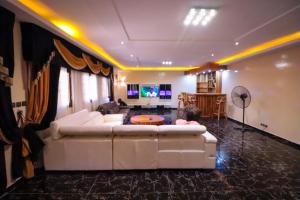 un soggiorno con divano bianco e tavolo di Villa Nika a Lomé
