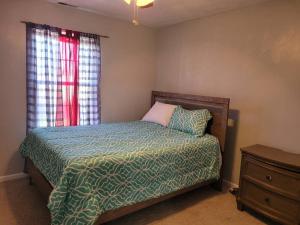A bed or beds in a room at CHEERFUL 5 BEDROOM HOUSE CENTREALLY LOCATED .