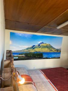 een slaapkamer met een grote foto van een berg aan de muur bij Blue house La Floresta in Quito