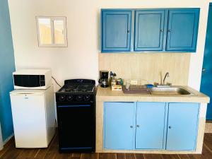Kitchen o kitchenette sa Habitación Suite amplia en La Huasteca Potosina