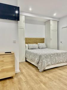 a bedroom with a bed and a wooden dresser at Estudio a 400 metros de la Ribera , Free Parking in Córdoba