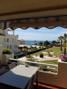 - une vue sur l'océan depuis le balcon de l'hôtel dans l'établissement Balcones del Chaparral in Mijas , Costa des sol ., à Mijas