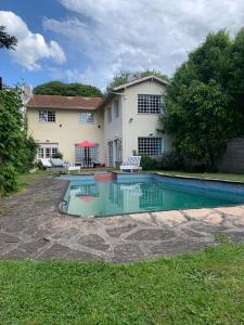 Bazén v ubytování Casa grande con pileta zona B. los Troncos/Playa chica nebo v jeho okolí